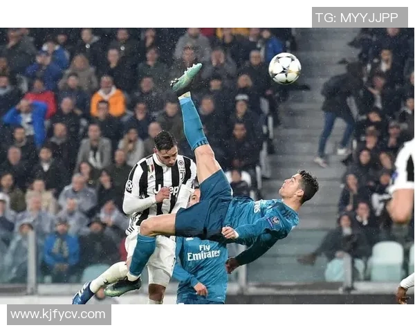 球迷冲进场内抢C罗球衣引发欧冠赛场奇葩事件 球迷冲进场内抢C罗球衣引发欧冠赛场奇葩事件